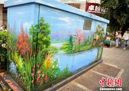 5月6日,在厦门市思明区街头一些沿街的设施箱被绘上了美丽的图案,如同穿上了一件美丽的“外衣”。 张斌 摄