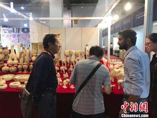 义乌进口商品博览会上常见的一幕(图1)