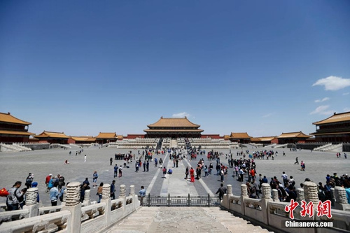5月5日,游览故宫的游客遭遇强风。 <a target=\'_blank\' href=\'http://www.chinanews.com/\'>中新社</a>记者 杜洋 摄