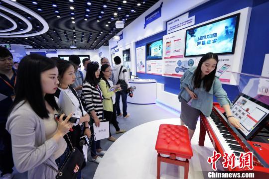 安徽省首个人工智能演示厅“中国声谷”体验中心5日对外开放,现场展示了人工智能技术相关产品应用。 高晓萱 摄