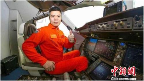 C919首飞机长蔡俊。