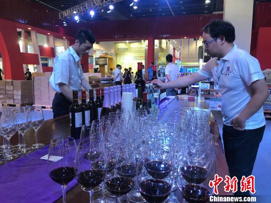 义乌进口商品博览会上常见的一幕(图6)