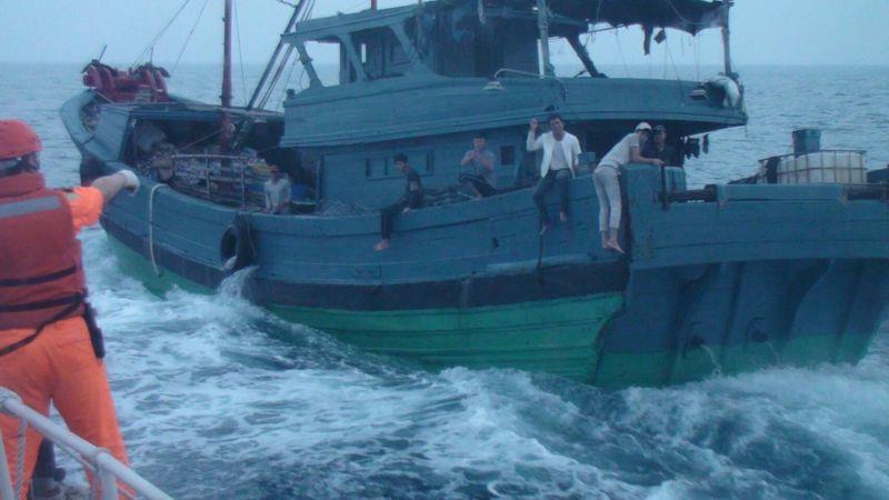  大陆渔船渔民阻止海巡人员登船（“澎湖海巡队”提供）