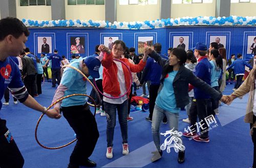 关爱青少年成长 爱心手拉手 成长心连心 公益活