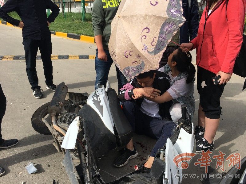 小伙雁翔路骑无牌照摩托逆行 与越野车相撞受