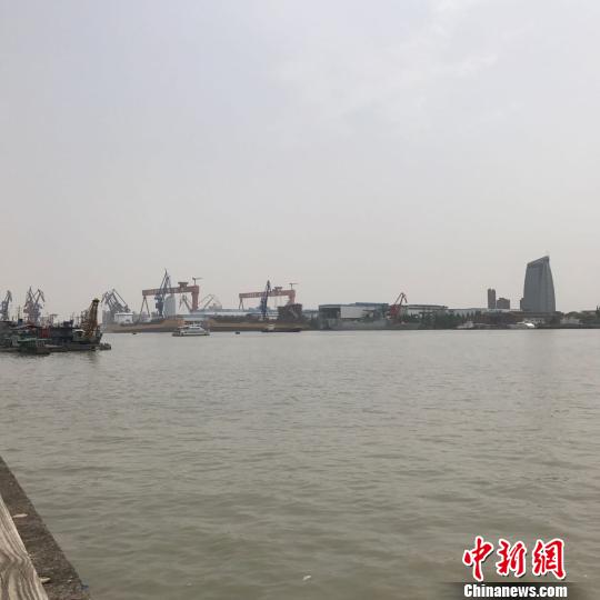受北方沙尘影响,今晨上海空气质量明显下降。上午11时,上海实时空气质量指数达到169,为中度污染。 王子涛 摄