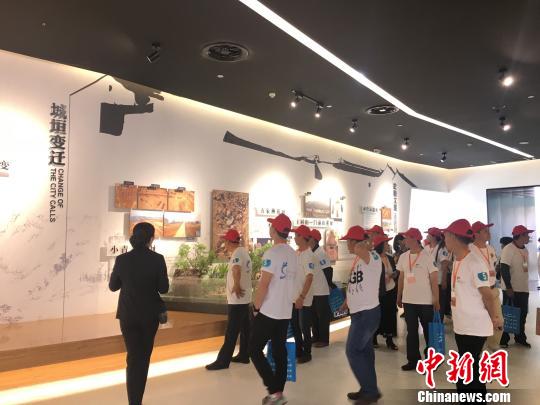 桐庐市民代表参观了解当地城市规划。 沈心悦 摄