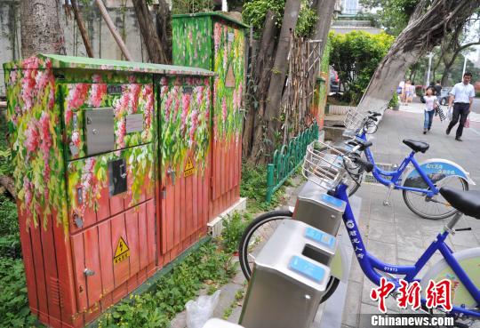 5月6日,在厦门市思明区街头一些沿街的设施箱被绘上了美丽的图案,如同穿上了一件美丽的“外衣”。 张斌 摄