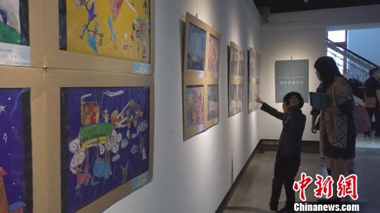 第八届海峡两岸少儿美术大展台北开展,从两岸四地精选300幅优秀作品展出,其中台湾作品70余幅。 马冠朴 摄