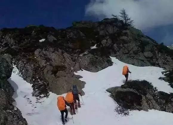  △资料图：正在组队登山的“驴友”