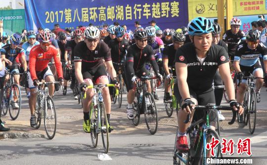 图为666名骑手环高邮湖竞逐自行车越野赛。 崔佳明 摄