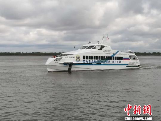 7日,俄罗斯新型国际豪华高速客船“胜利70周年号”顺利抵达“中国东极”抚远,并在此顺利完成首秀,丰富了中俄界河交通运输选择。 刘锡菊 摄