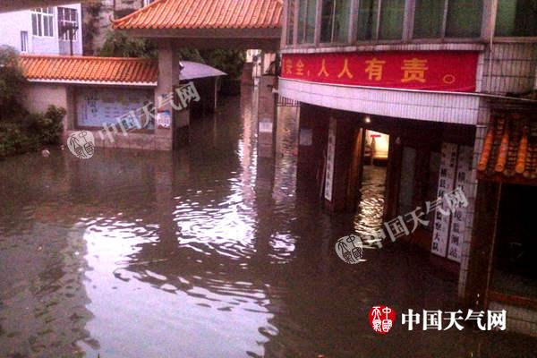  昨天下午，横县环境监查大队门口积水半米多。（图/蔡云）