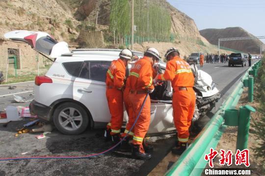 图为消防人员破拆车体营救被困人员。　孔宪尧　摄