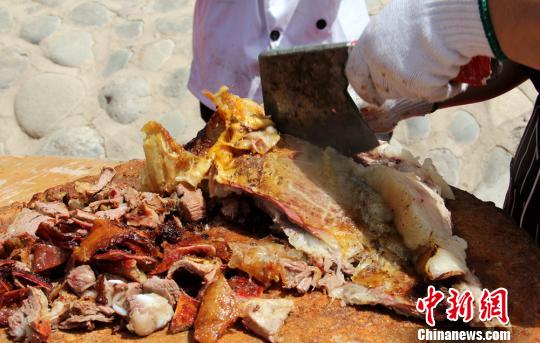 新疆烧烤大王吐鲁番献技 世界大馕坑 出炉两头