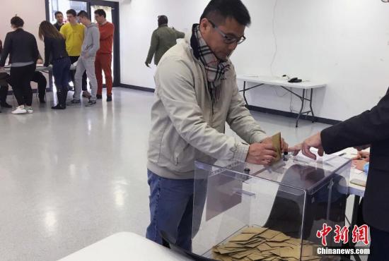 资料图:在法国大选首轮中,选民在巴黎郊外的布锡圣杰奥尔基市投票。 <a target=\'_blank\' href=\'http://www.chinanews.com/\'>中新社</a>记者 龙剑武 摄
