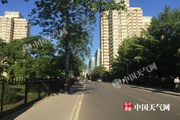今晨7时左右,北京艳阳高照。