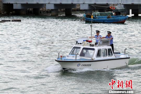 为保障游客安全,及时消除安全隐患,从30日起,三亚市公安局旅游警察支队正式启动海上巡逻,将重点打击黑船、黑艇、黑潜水点、非法海上一日游等涉海旅游违法行为。 罗佳 摄