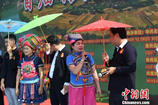 5月8日,“2017年中国·龙州—越南·复和长定首届传统情人节”活动在广西龙州县举行。图为当日活动中,民间歌手在进行山歌对唱。 胡雁 摄