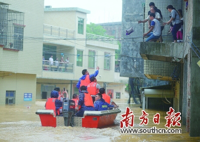 广州增城区中新镇九和村，抢险人员坐冲锋舟为受困的村民送物资。南方日报记者 肖雄 摄