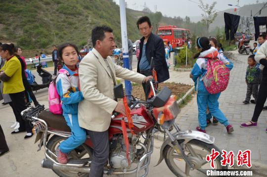 38岁的白河村村民田亚平的“陪读生活”已有8年,他打算一直“陪读”到孩子上大学。 冯志军 摄