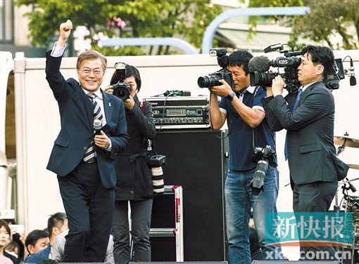 ■5月6日,韩国共同民主党总统候选人文在寅(左一)在竞选活动上向支持者挥手示意。