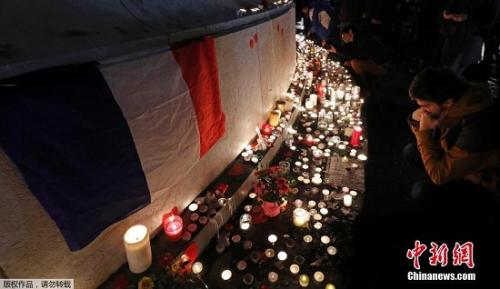 2016年11月13日，巴黎系列恐怖袭击一周年之际，法国民众以各种方式，追悼和纪念恐怖袭击遇难者。