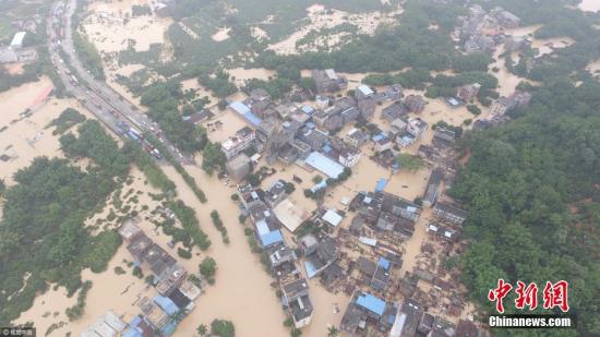 2017年5月7日,广州局地出现特大暴雨。下午三时,增城中新镇九和村。中新镇为本次暴雨后受灾区域,其中距离中新约三公里处的九和村为重灾区。图片来源:视觉中国