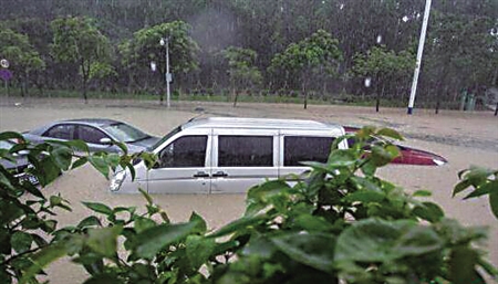 广州突发特大暴雨 多地遭水浸个别地方水深3米