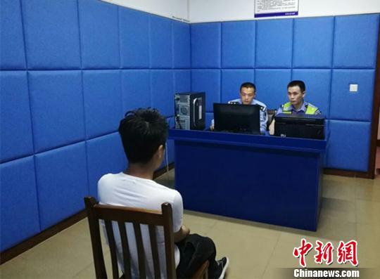 图为违法嫌疑人接受警方调查。警方供图