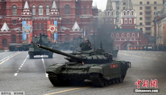 当地时间5月9日，俄罗斯在首都莫斯科举行盛大阅兵式庆祝卫国战争胜利72周年。图为俄罗斯T-72B3主战坦克接受检阅。