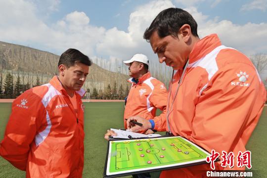 图为陕西国力原队员雷纳托(左一)与体能教练兼战术分析师爱德华多安排阵容 胡贵龙 摄