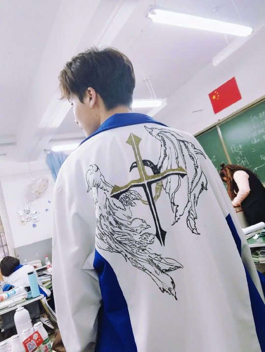 这样画不会被主任打吗 校服都被你们玩坏了