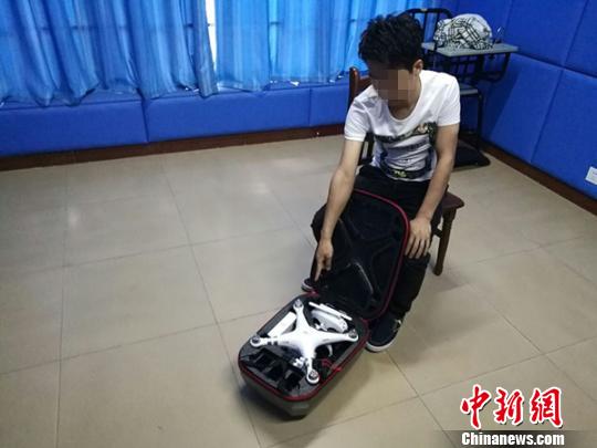 图为违法嫌疑人和被查获的无人机。警方供图