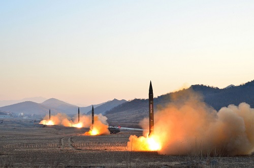  资料图：朝鲜发射4枚弹道火箭 新华社/朝中社