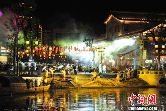 与会者考察常德河街。 陈欢 摄