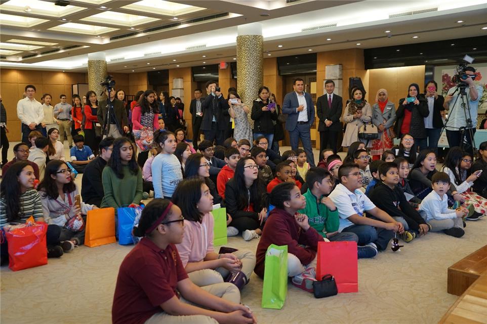 美国中小学生走进纽约总领馆“感知中国”