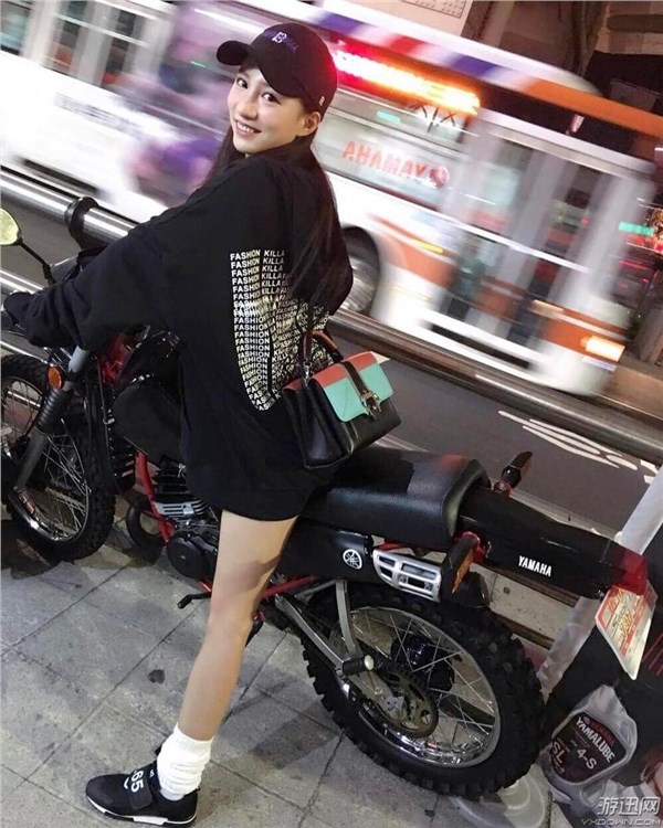 疯狂猜图露腿_疯狂猜图品牌答案 红色背景下边露出半个黑猫头的品牌(3)