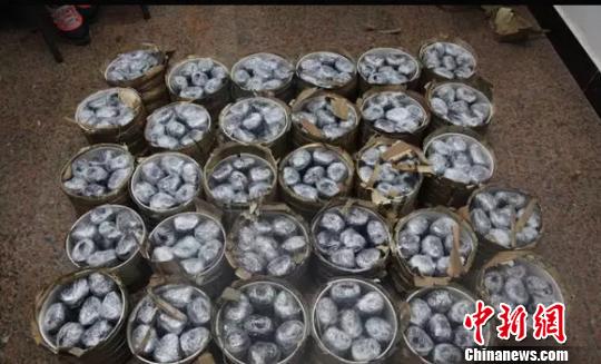 图为警方查获的冰毒茶饼。云南省公安厅新闻办供图