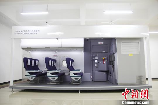 目前用于训练的A320舱门、应急出口训练器。 钟欣 摄