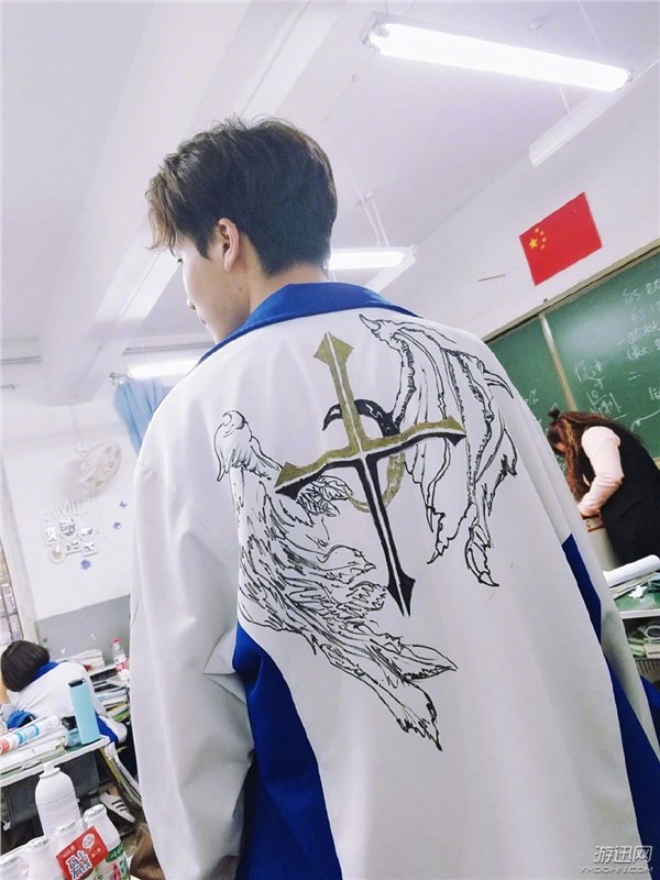 "大触"拿土鳖校服作画 老师都抢着收藏