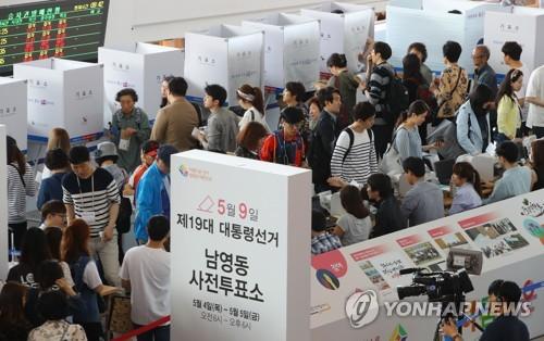 5月5日上午，在首尔汽车站内的投票站，选民参加缺席投票。（图片来源：韩联社）