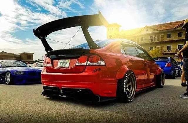 本田思域化身宽体街霸上路,钻石大灯随时闪瞎你的眼睛!