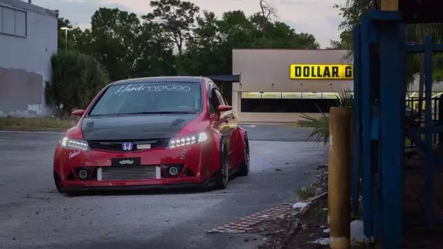 本田思域化身宽体街霸上路,钻石大灯随时闪瞎你的眼睛!