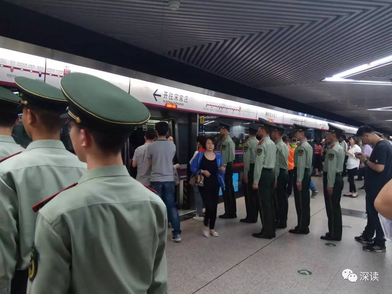 图为记者实地探访,在惠新西街南口站武警战士确如照片中一样列队候车 摄/记者 任小佳