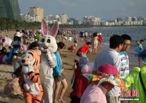 海南三亚湾海边游客如潮。<a target=\'_blank\' href=\'http://www.chinanews.com/\'>中新社</a>发 杜洋 摄