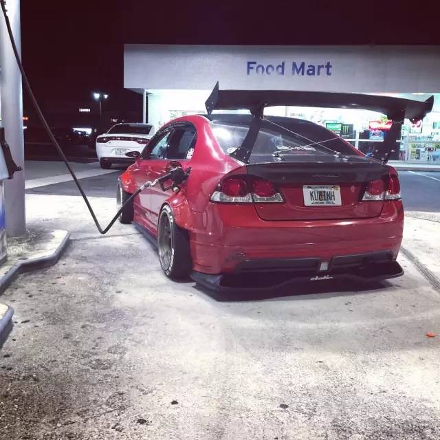 本田思域化身宽体街霸上路,钻石大灯随时闪瞎你的眼睛!