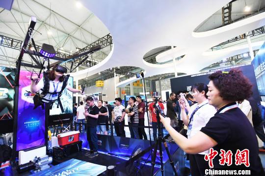 参观者体验VR技术的游戏机。 安源 摄