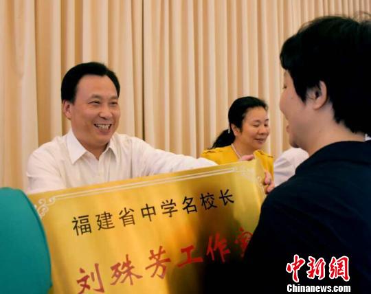 福建省教育厅厅长黄红武(左)为名校长工作室授牌。 上官立法 黄良彬 摄