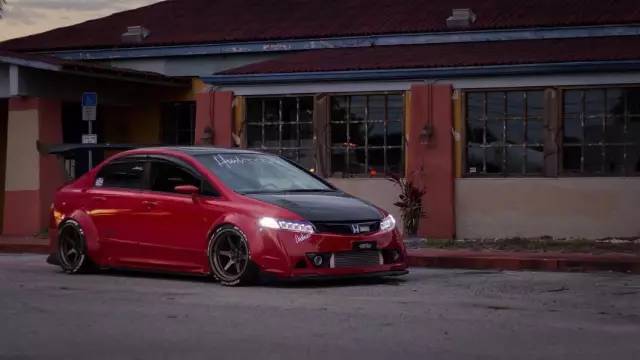 本田思域化身宽体街霸上路,钻石大灯随时闪瞎你的眼睛!